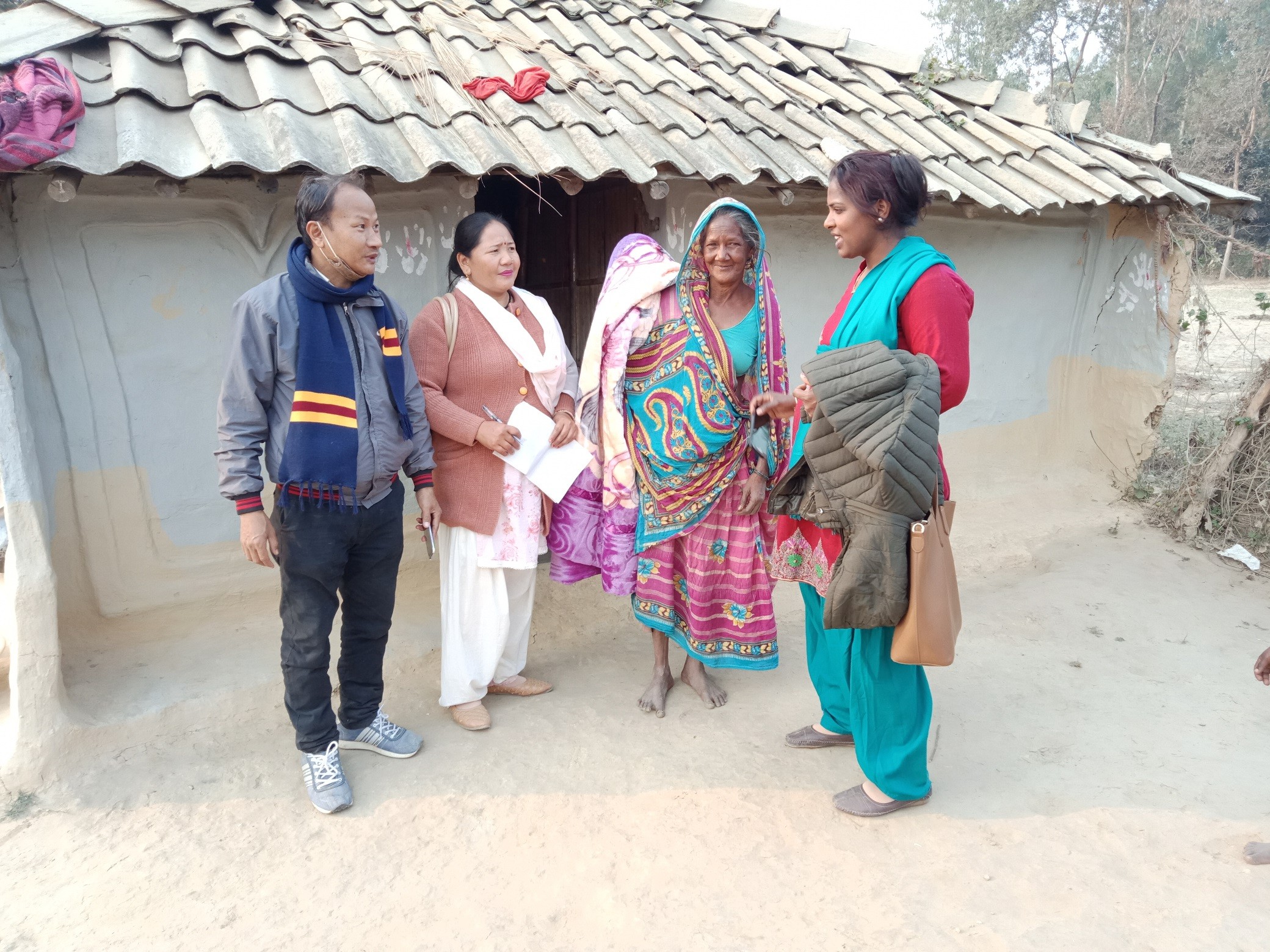 गोलबजार नगरपालिकाको वडा न.४ जमदह स्थित मुसहर बस्तीमा गरिएको कम्वल सहयोग.